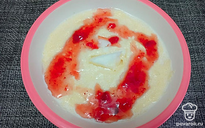 Добавьте клубничное варенье.