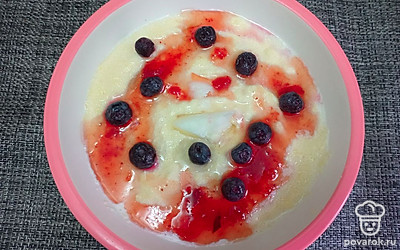 Украсьте голубикой.