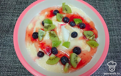 Добавьте очищенное и нарезанное киви. 