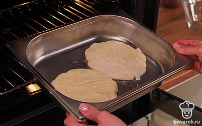 Положите на противень и отправьте в духовку, разогретую до 180 °C, на 20 минут.