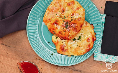 В кавказской кухне всегда много зелени. Поэтому украсьте блюдо перед подачей ассорти из петрушки, укропа и кинзы. Кинза должна быть обязательно! Это одна из основ грузинской кухни.