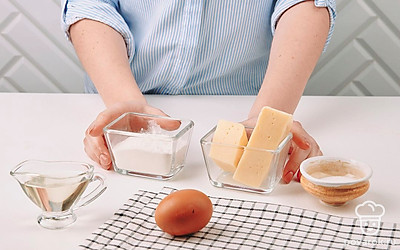 Подготовьте сыр, яйцо, насыпьте муку в емкость для обвалки, приготовьте глубокую сковородку для жарки.