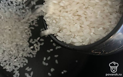 Рис промойте в теплой воде.