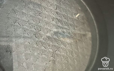 В кастрюлю налейте 2 стакана воды. Доведите до кипения.