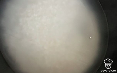 Всыпьте промытый рис. Варите на слабом огне 9 минут.