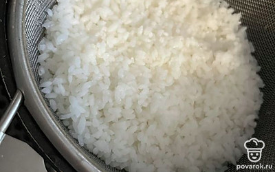 Откиньте рис на сито, дайте стечь воде.