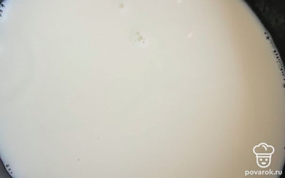 Налейте в кастрюлю 4 стакана молока. Подогрейте.