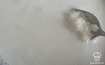 Добавьте рис. Варите на слабом огне 20 минут, часто помешивая.