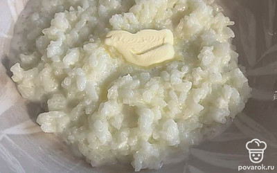 Перед выключением добавьте сахар и соль, перемешайте. Накройте крышку полотенцем, оставьте на 10 минут. Рис готов.