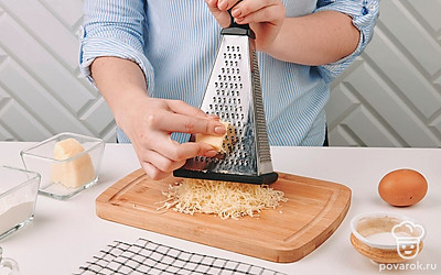 Натрите сыр на мелкой терке.