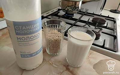 В ковшике доведите до кипения воду, смешанную с молоком. Добавьте крупу, сахар, соль и перемешайте. 
Варите 5-15 минут согласно инструкции на упаковке.