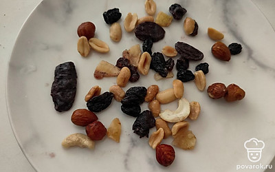 Сухофрукты промойте и слегка измельчите. 