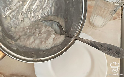 Переложите кашу в тарелки. Добавьте сливочное масло и перемешайте. 