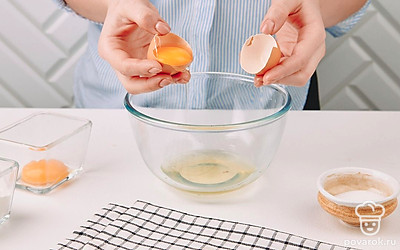 Отделите желток яйца от белка. Для приготовления блюда потребуется только белок.