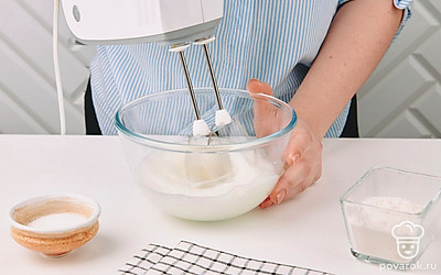 Белок посолите и взбейте миксером до крепких пиков.