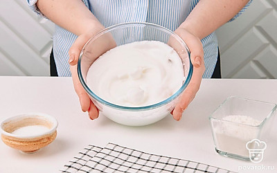 Взбивайте белки 5-7 минут до нужного результата.