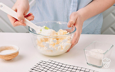 Добавьте во взбитый белок тертый сыр и аккуратно перемешайте лопаткой.