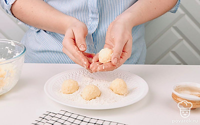 Сформируйте сырные шарики и обваляйте их в муке.