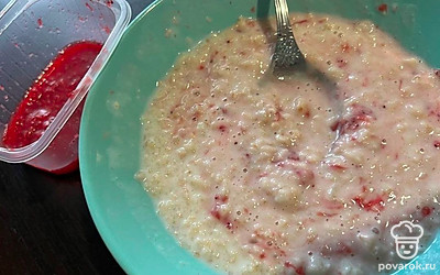 Добавьте варенье, джемы или свежие ягоды. Получается вкусный и сытный завтрак.