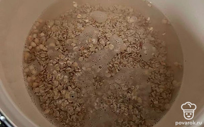 Насыпьте овсянку в кастрюлю. Промойте и залейте водой. Поставьте на плиту. Варите до закипания.