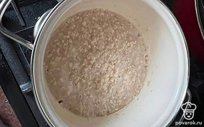 Когда овсянка закипит и разбухнет, добавьте соль и сахар. Перемешайте.