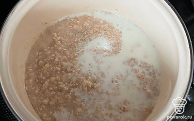 Добавьте молоко. Перемешайте и доведите до кипения. Когда закипит, накройте крышкой и выключите плиту.