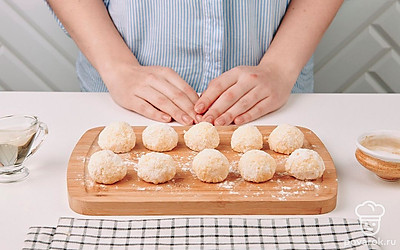 Сформированные шарики выложите на припыленную мукой доску.