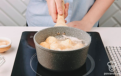 Разогрейте глубокую сковороду с большим количеством подсолнечного масла. Аккуратно опустите шарики в кипящее масло на 1 минуту до появления золотистой корочки.