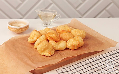 После приготовления промокните готовые шарики бумажным полотенцем, чтобы убрать лишнее масло.