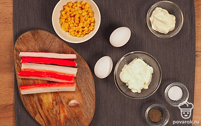 Яйца сварите вкрутую и почистите, ориентировочное время варки 10 минут. Чеснок очистите от шелухи. С консервированной кукурузы слейте жидкость.