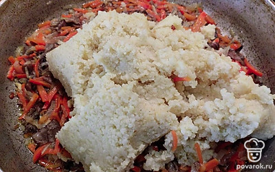 Добавьте пшено, немного обжарьте. 