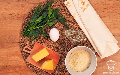 Зелень вымойте, обсушите на бумажных полотенцах. Удобно разложите на столе нужные продукты.