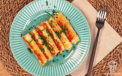 Палочки из лаваша с сыром выложите на бумажные полотенца, чтобы удалить излишки масла. Перед подачей на стол посыпьте свежей рубленой зеленью.