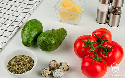 Авокадо и помидор помойте и просушите бумажным полотенцем. Разогрейте духовку до 180 °С. Подготовьте остальные ингредиенты, указанные в рецепте.