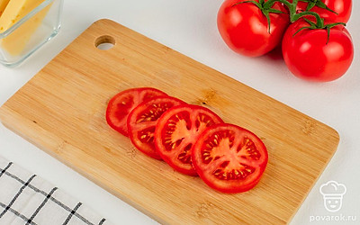 Помидор нарежьте ломтиками толщиной 5 мм.