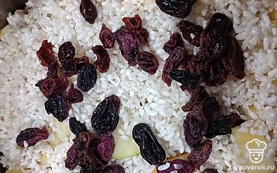 Сверху добавьте промытый рис и изюм.