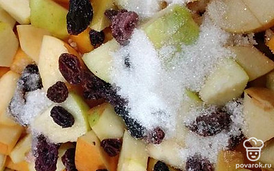 Добавьте остатки тыквы и яблок. Всыпьте сахар и соль.