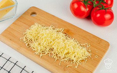 Сыр натрите на мелкой терке.