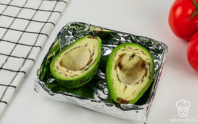 Выложите половинки авокадо в форму для запекания.
