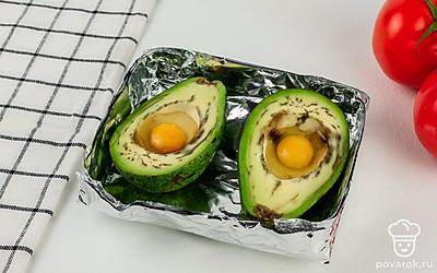 Разбейте в каждую половинку авокадо по яйцу. Немного посолите яйца.