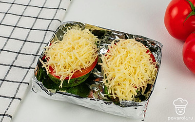 Сверху посыпьте всё тертым сыром.