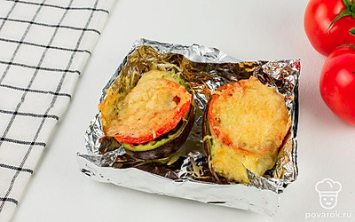 Отправьте авокадо запекаться в духовку на 10-15 минут до румяной корочки.