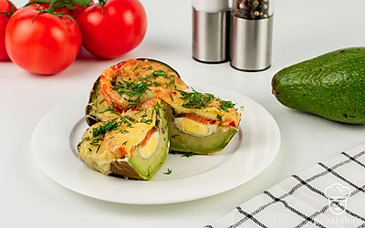 Добавьте в запеченное авокадо сметанно-чесночный или сырный соус. Украсьте блюдо веточками свежей кинзы.