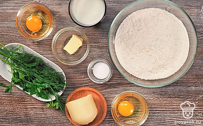 Расположите удобно все продукты. Заранее натрите сыр на терке. Просейте муку через сито. Приготовьте глубокую миску для теста, а также миску для начинки, достаньте скалку. Достаньте сковороду с крышкой и смажьте ее маслом.