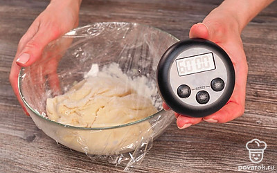 Приготовьте тесто. В миску налейте кефир, добавьте яйцо, соль и соду. Перемешайте. Небольшими частями, постоянно помешивая, всыпьте муку. Замешивайте, пока тесто не станет гладким. Накройте пищевой пленкой и оставьте на 60 минут.