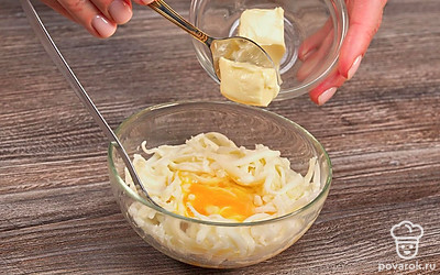 Пока тесто отдыхает, приготовьте начинку из сыра. В миске смешайте тертый сыр, яйцо и сливочное масло. Оставьте на столе.