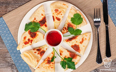 В кавказской кухне всегда много зелени. Поэтому украсьте блюдо перед подачей ассорти из петрушки, укропа и кинзы. Кинза должна быть обязательно! Это одна из основ грузинской кухни.