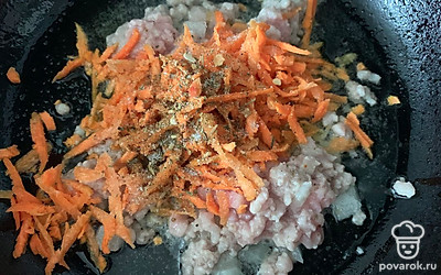 Выложите тертую морковку, специи и соль. Доведите до готовности.