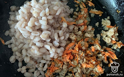 Готовую кашу выложите в сковородку. Перемешайте, готовьте 1-2 минуты.