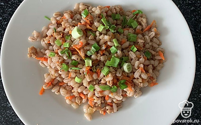 Перед подачей посыпьте зеленью.